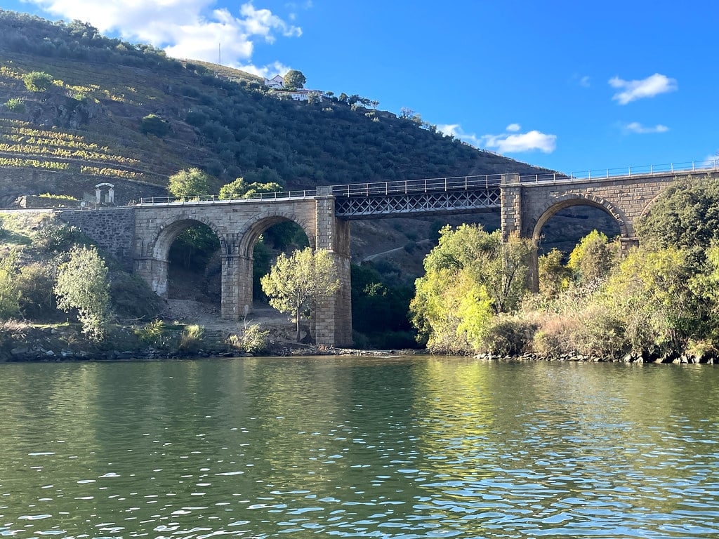 Chemin de fer dans la vallée du Douro près de Pinhão.