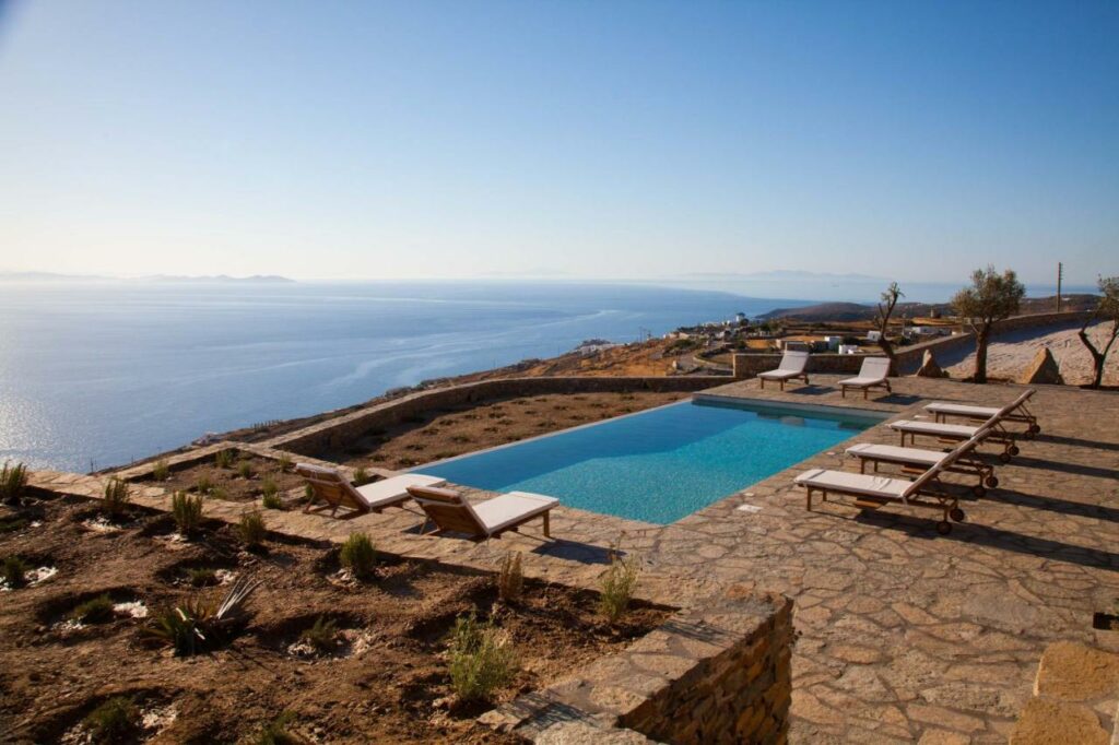 Piscine avec vue au Astarte Luxury Apartments sur l'île de Sifnos.