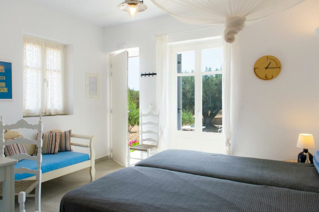 Intérieur d'une chambre Rose Studio à Sifnos.