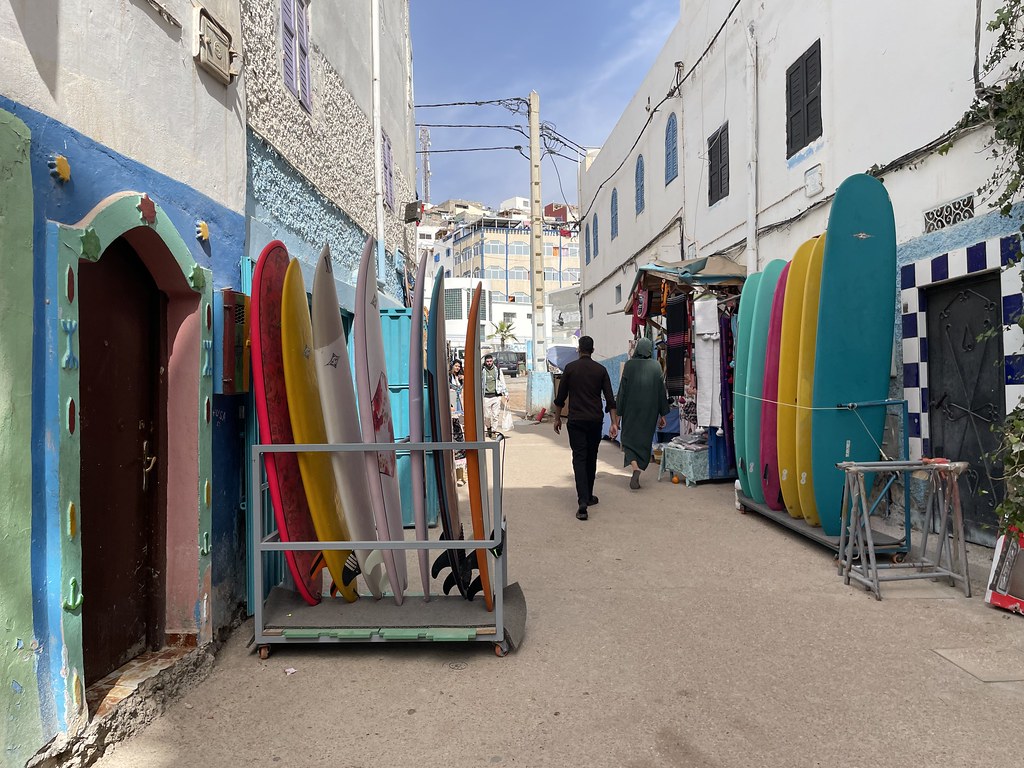 Planches de surf en location dans la ville basse de Taghazout.